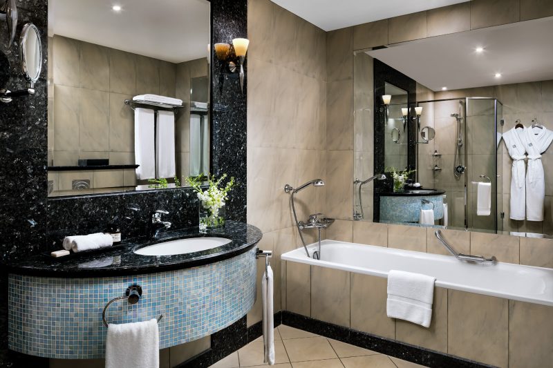 Fairmont Dubai bathroom