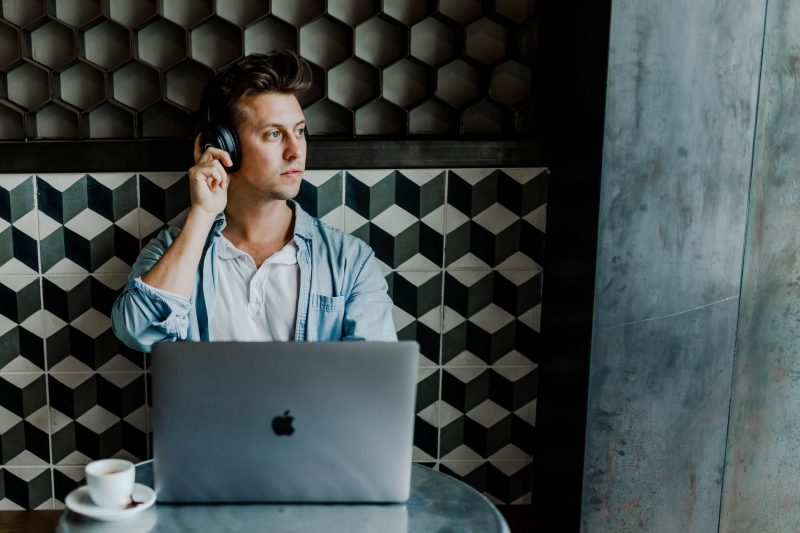 Millennials: Man in front of MAC laptop