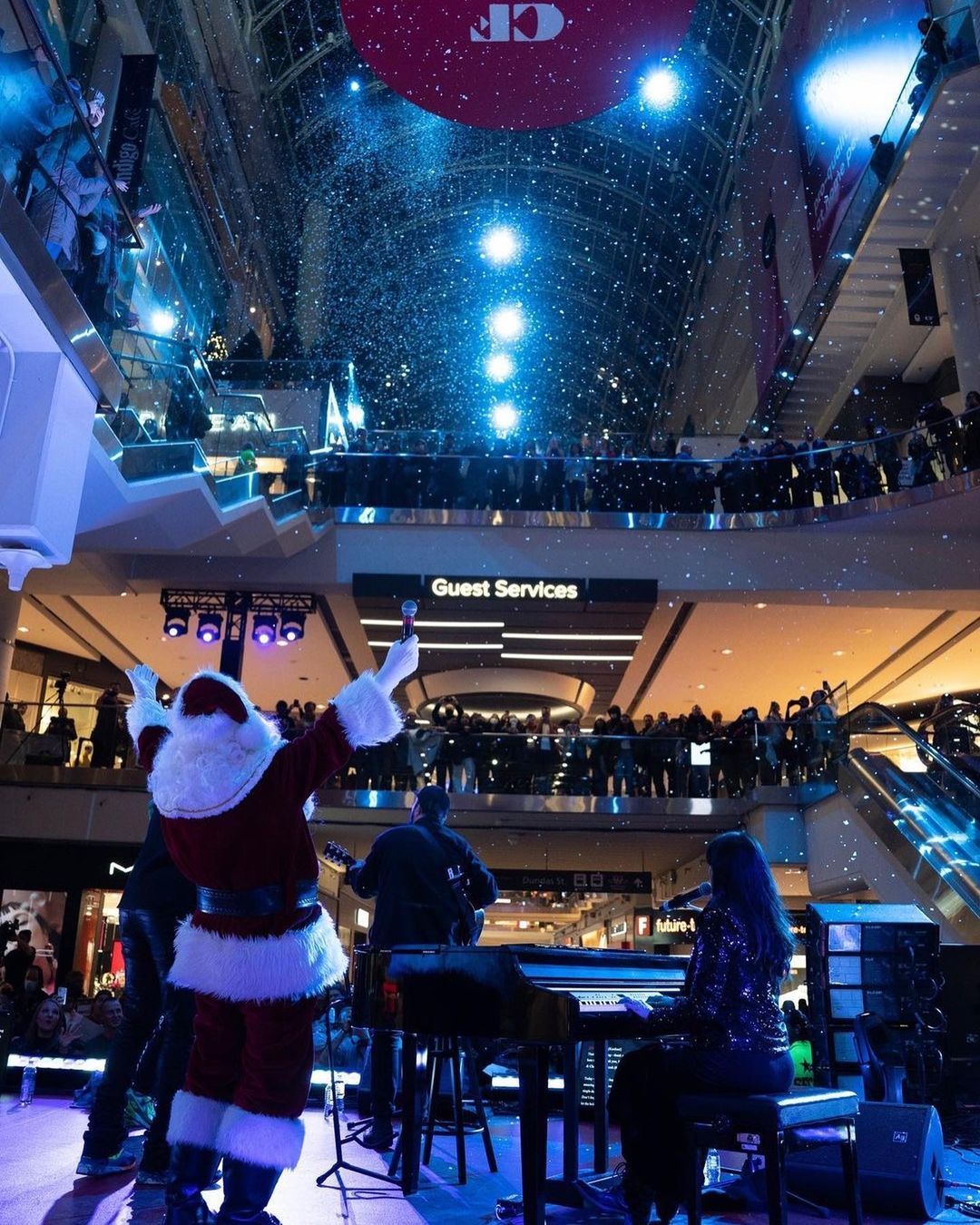 This is what the Eaton Centre looked like when it was new