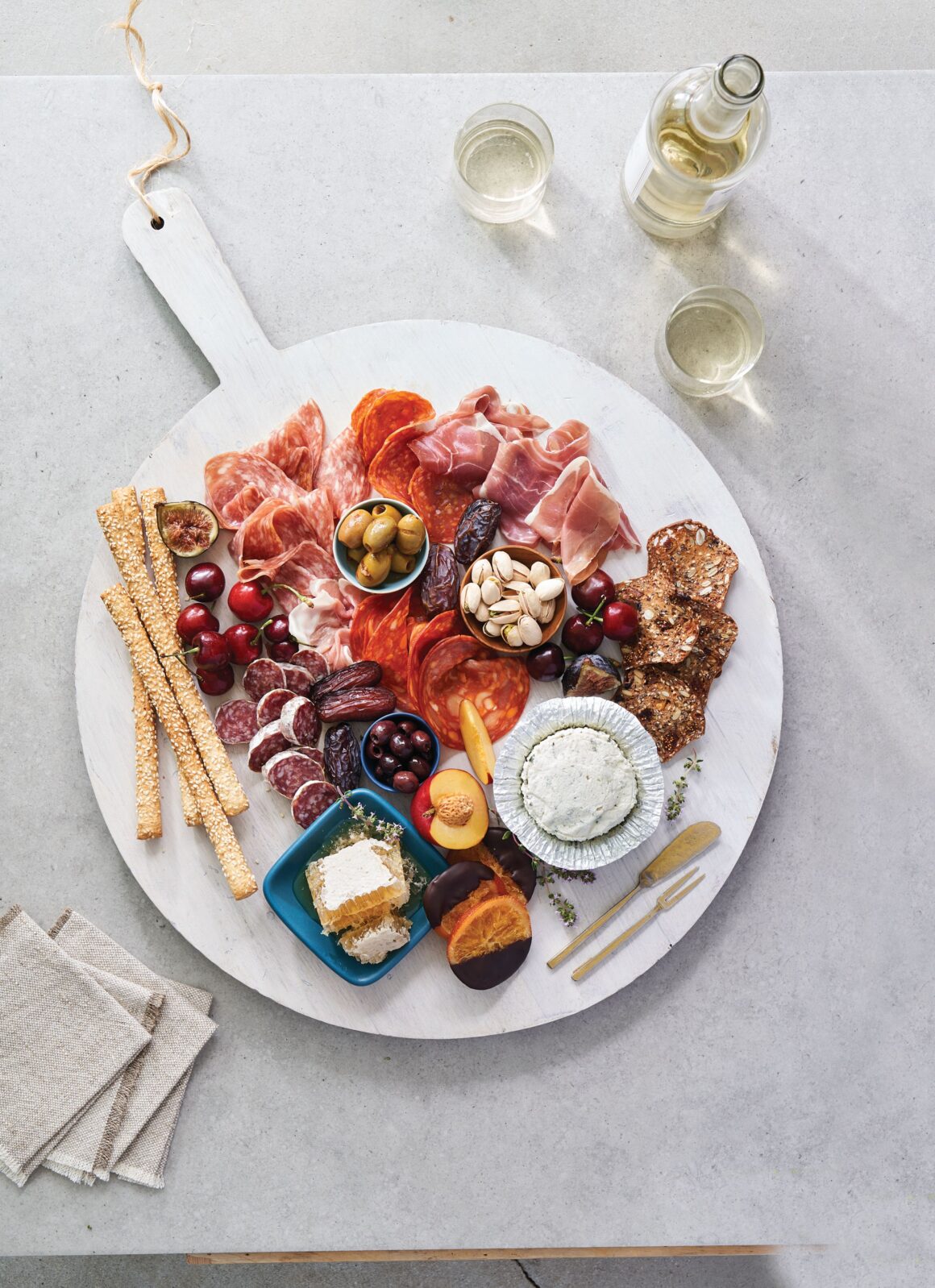 Boursin is teaming up with Emily in Paris to flip King West’s Café Renée into a cinematic, holiday-in-Paris fever dream. Think twinkling lights, chic winter florals, plush velvet textures, jazz crooning from the corner, photogenic moments at every turn, fashion illustrators sketching guests à la Camille, and tables overflowing with Boursin-loaded bites.