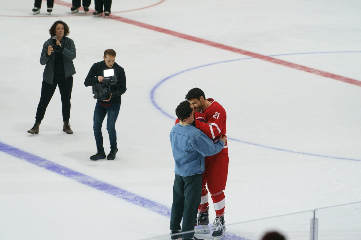 BTS of the iconic kiss coming out scene between Scott Hunter and Kip on the ice. (Photo: Courtesy of Crave / Bell Media)